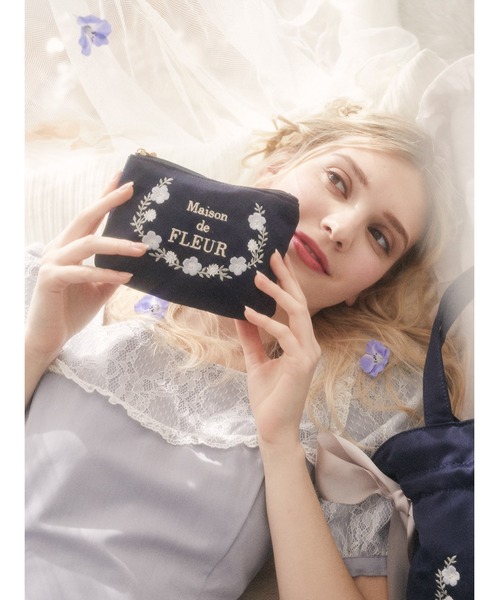 Maison de FLEUR（メゾンドフルール）の「ネモフィラ刺繍ミニポーチ