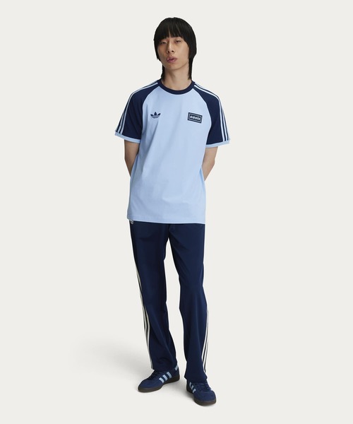adidas Originals × Oasis ツアースリーストライプス Tシャツ