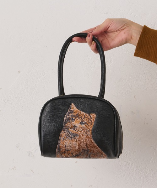 ear PAPILLONNER（イアパピヨネ）の「ねこ刺繍ボストンバッグ