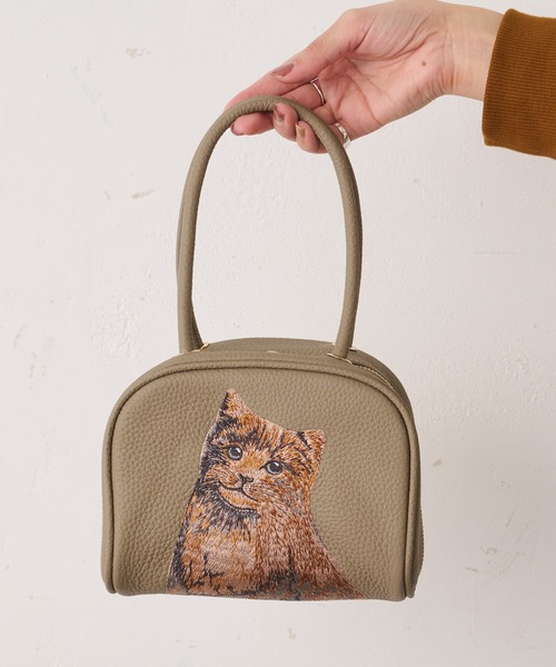 ear PAPILLONNER（イアパピヨネ）の「ねこ刺繍ボストンバッグ
