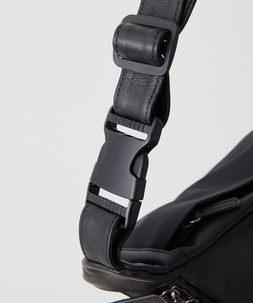 ear PAPILLONNER（イアパピヨネ）の「《牛革》ボディバッグ/ウエスト