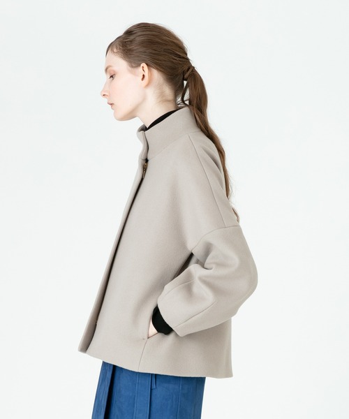 allureville（アルアバイル）の「ショートビーバースタンドコート