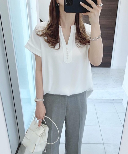 楽シリーズ】イージーケアパール釦キーネックブラウス Emma Taylor