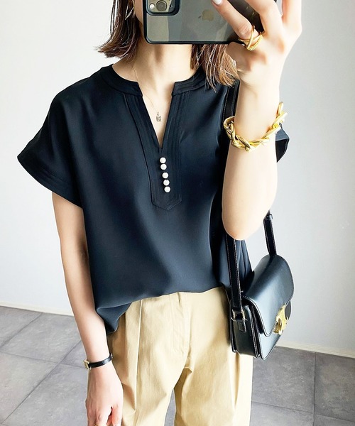 楽シリーズ】イージーケアパール釦キーネックブラウス Emma Taylor