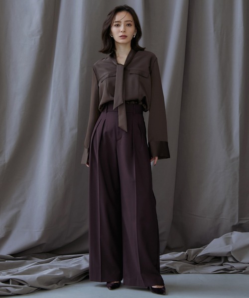 anuans（アニュアンス）の「サテンVネックタイブラウス（シャツ