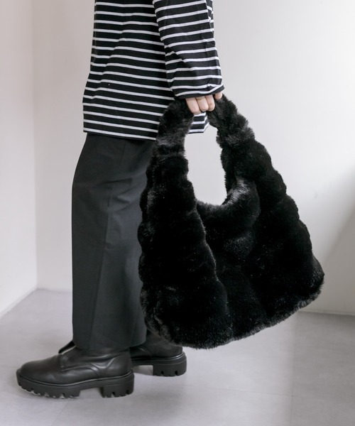 ear PAPILLONNER（イアパピヨネ）の「モンスターファーバッグ