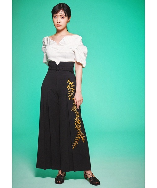 LILY BROWN（リリーブラウン）の「刺繍ハイウエストタックパンツ