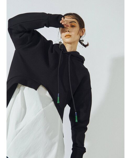 UN3D.（アンスリード）の「ヘムカットショートフーディー（パーカー