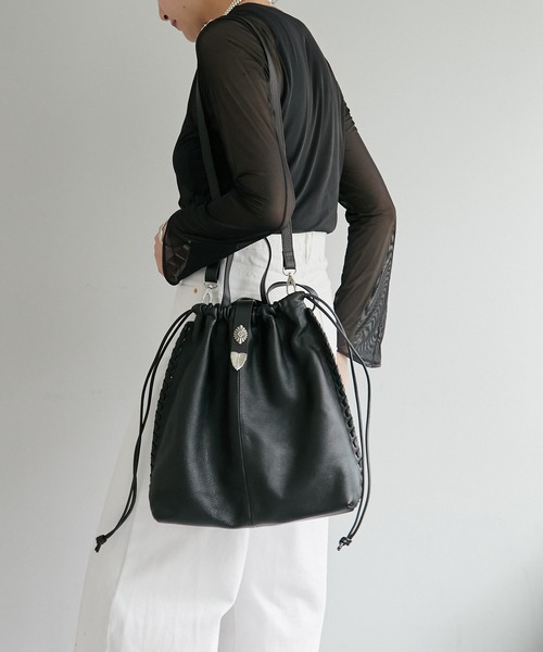 ear PAPILLONNER（イアパピヨネ）の「バックル巾着ショルダーバッグ L