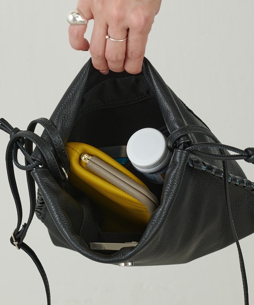 ear PAPILLONNER（イアパピヨネ）の「バックル巾着ショルダーバッグ S