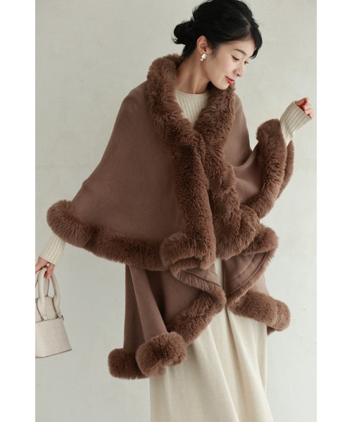 サッと羽織れるラグジュアリー。フェイクファーケープポンチョアウター