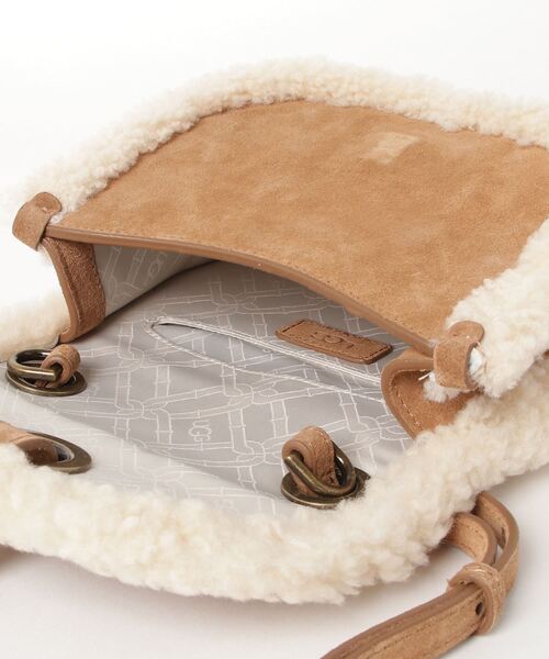 atmos pink（アトモスピンク）の「UGG W HERITAGE CROSSBODY SUEDE