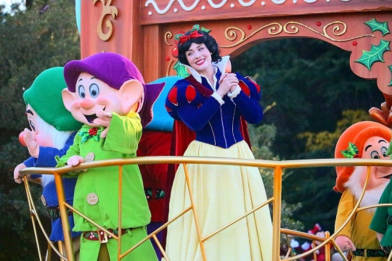 snow-white-at-disneyland-