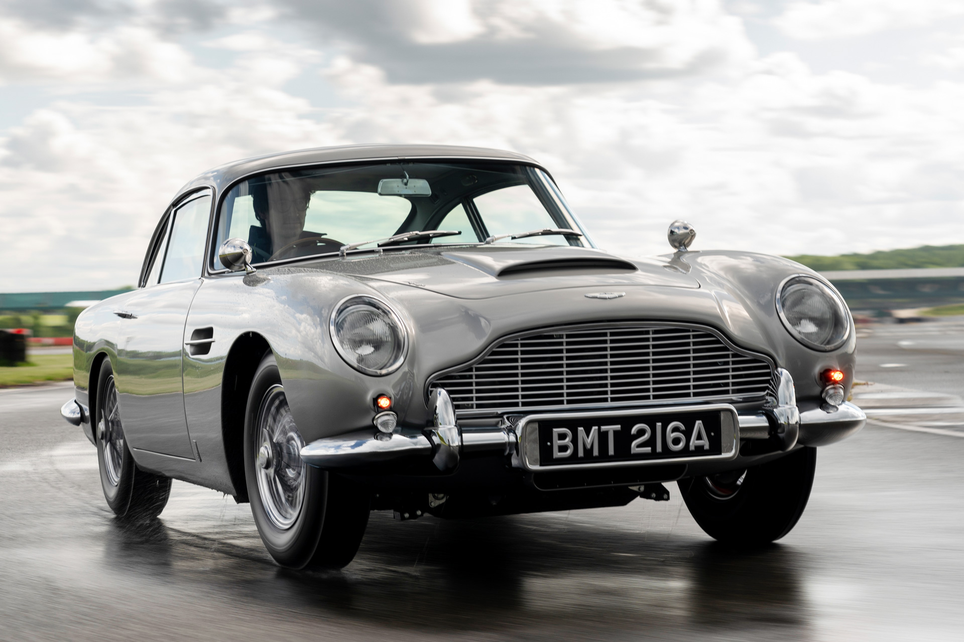 アストンマーティンが「007」のボンドカーを再現。「DB5 ゴールド