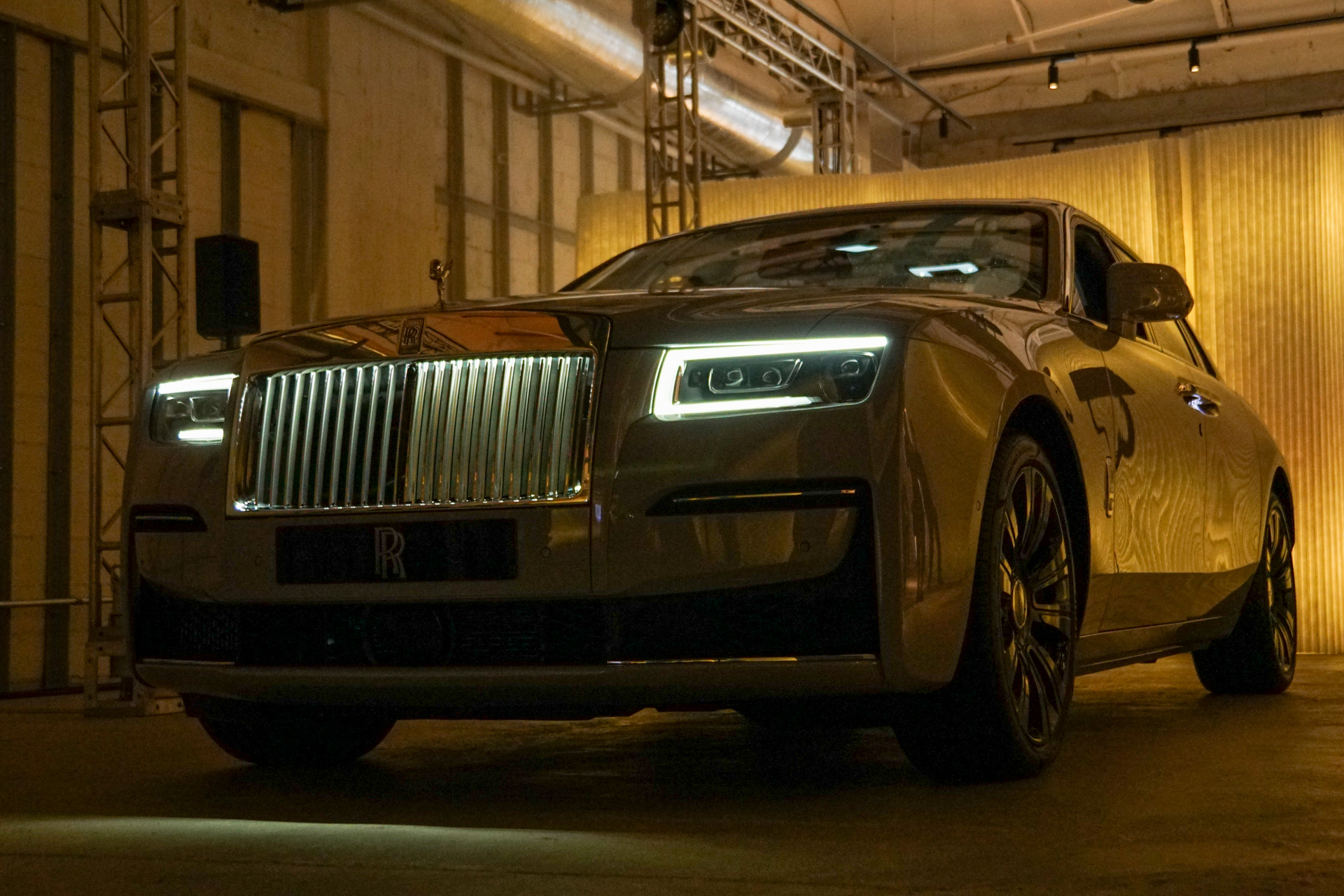 ロールス・ロイス、グリルも光る新型「ゴースト」日本発表 価格3590万