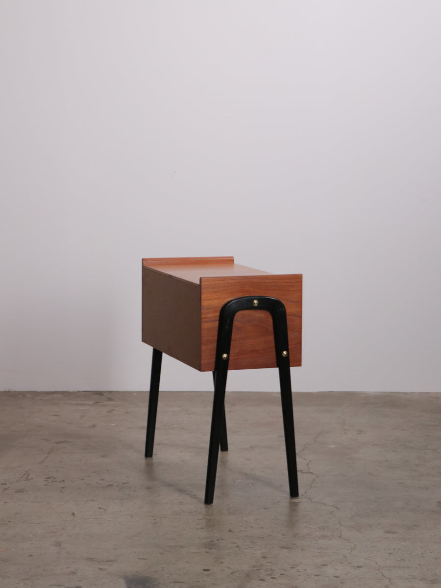 チークのサイドテーブル