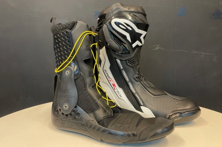 日本人の足に合うレーシングブーツ - 膝擦り紀行