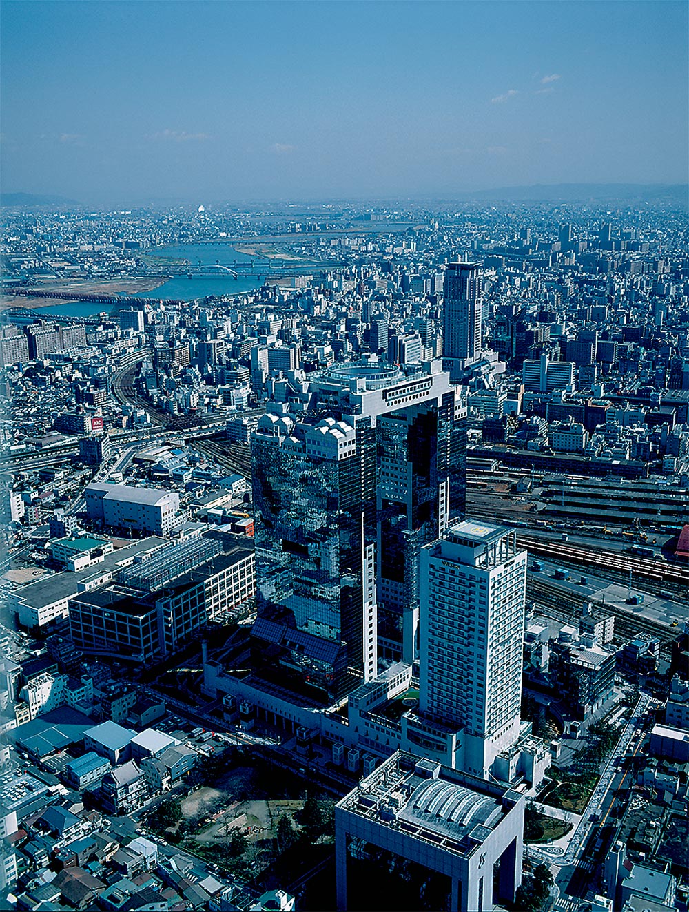 梅田スカイビルで前代未聞の「連結超高層」を実現、原広司氏が示した