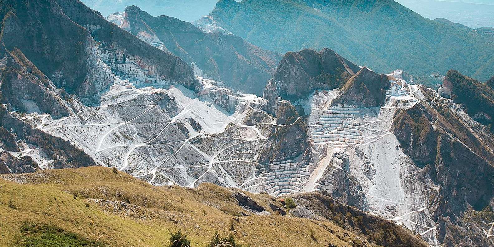 カラーラ大理石採石場日帰りツアー | GetYourGuide