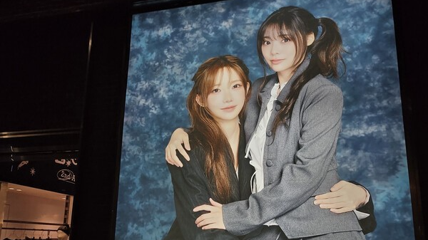 QWER、デビュー2周年ポップアップストア「Born 2 Rock」で描いたファン