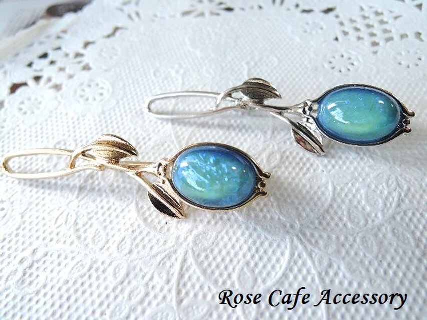 1376）フラワーモチーフブローチチェコガラスシリーズ✨ブルーカラー