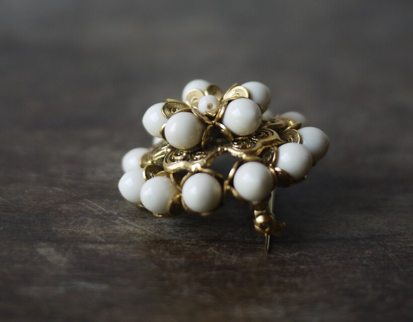 ミルクガラスのブローチ ドイツヴィンテージ | iichi 日々の暮らしを