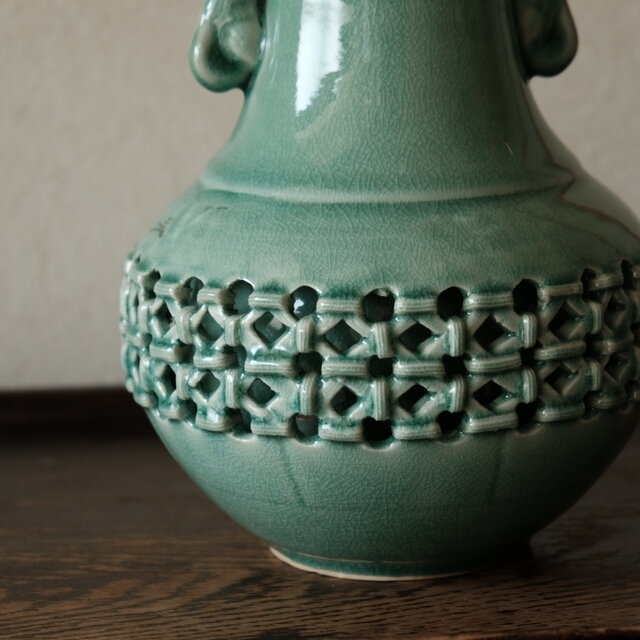 透かし彫りが素敵◇韓国産 青磁花瓶 高麗青磁 花器 動物 コリアン