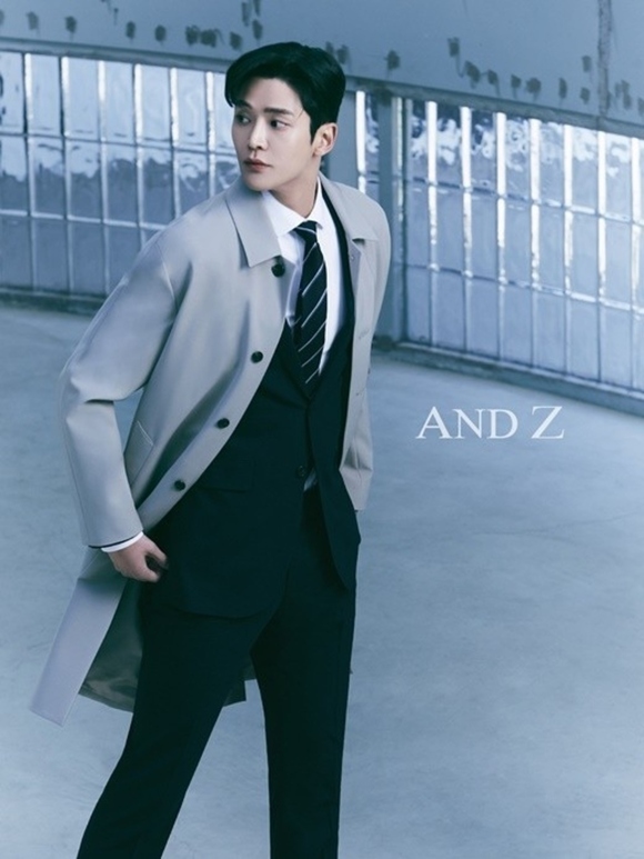 SF9 ロウン、グラビアで完璧なスーツ姿を披露…抜群のスタイル - Kstyle