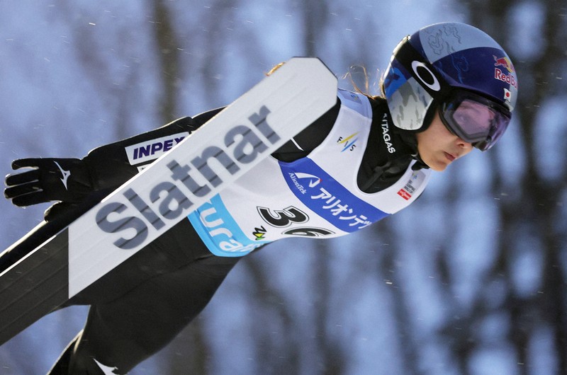 真っ黒な画面」から4年 高梨沙羅がミラノ五輪で飛ぶ理由 | 毎日新聞