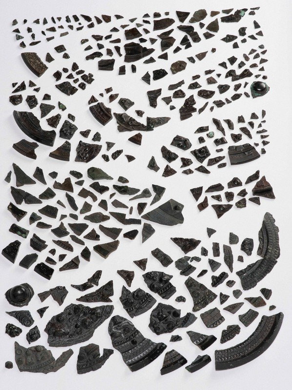 桜井茶臼山古墳出土の銅鏡片、103枚分と判明 「国内最多」更新 | 毎日新聞