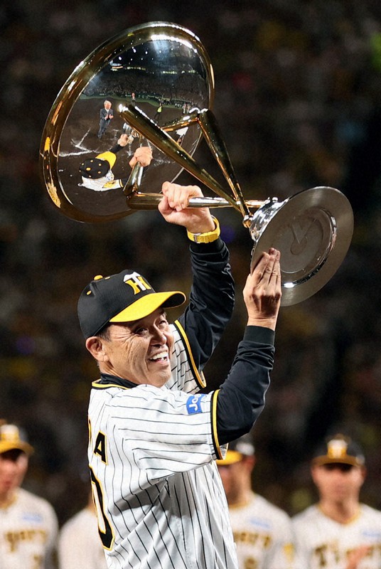 阪神タイガース 18年ぶりのリーグ優勝 岡田彰布監督歓喜の胴上げ [写真