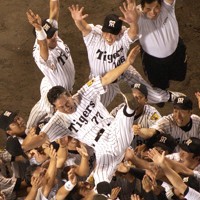 阪神優勝、過去の胴上げ写真。星野監督、岡田監督、吉田監督、藤本監督