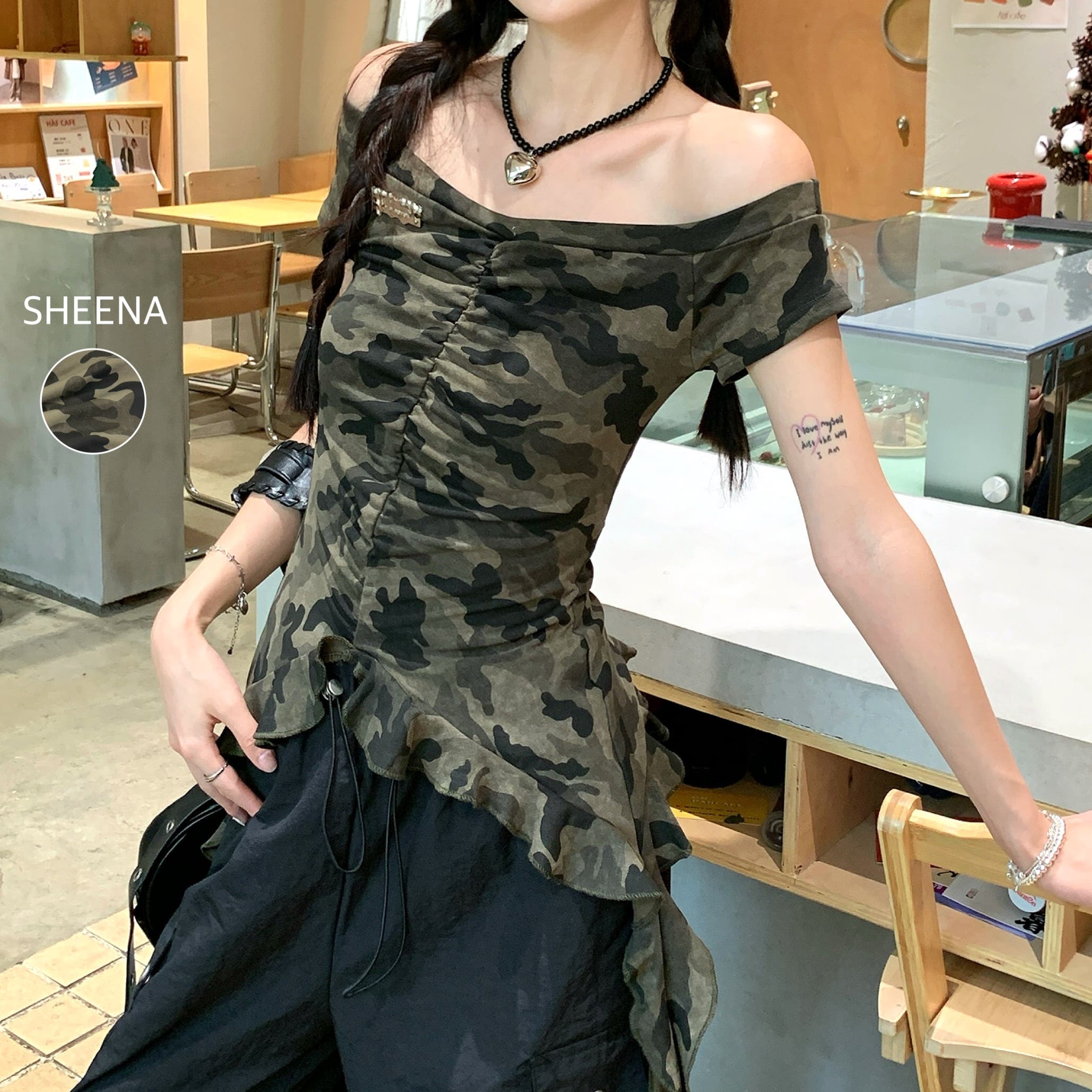 迷彩柄裾フリルギャザートップス[品番：SHNW0012401]｜SHEENA （シーナ