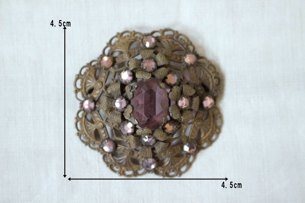 細かな細工のヴィクトリアンガラスブローチ（直径4.5cm） イギリス