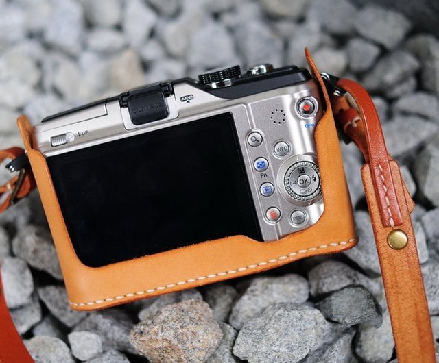 香港 ストラップ付きハンドステッチライトブラウンレザーカメラケース