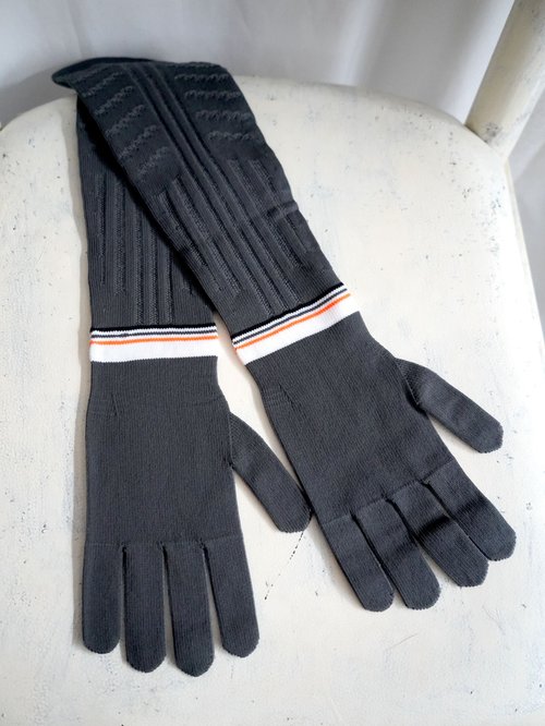 5%OFF】香港 PRADA グレー ニット ロゴ柄 ナイロン ロンググローブ