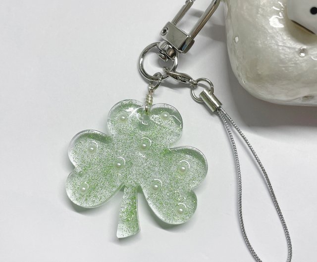 韓国 キラキラ輝く三つ葉のクローバー 幸せ レジン 太め キーホルダー