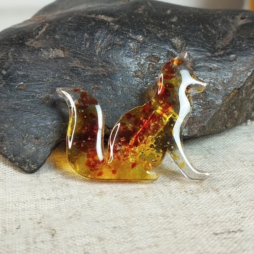 ロシア 赤いキツネのブローチ。手作りのクリスタルキツネバッジ。樹脂