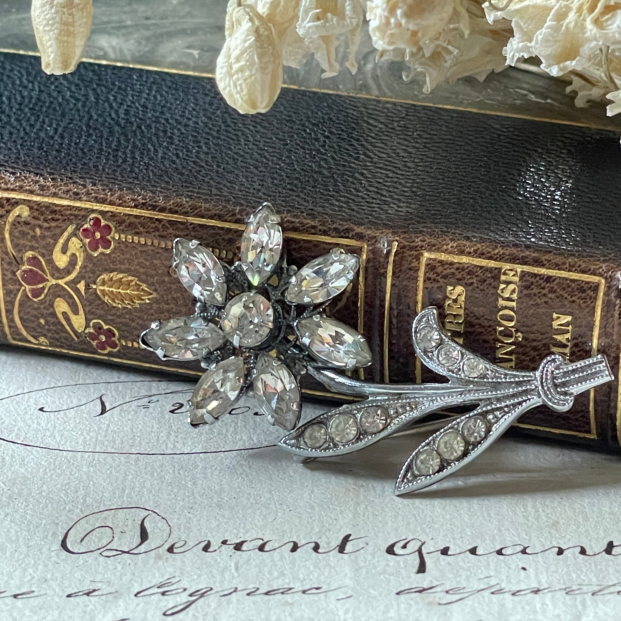 1920年代花模様のガラスのブローチ（5.5x3.5cm） イギリスアンティーク