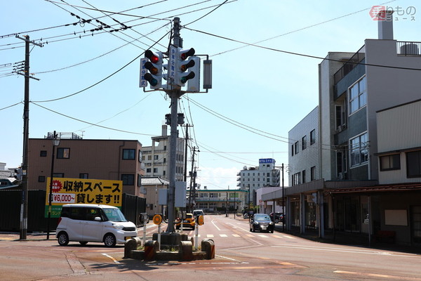 東日本で唯一!? 超レア「1本立ちの多灯信号機」なぜこの場所に？ 初見