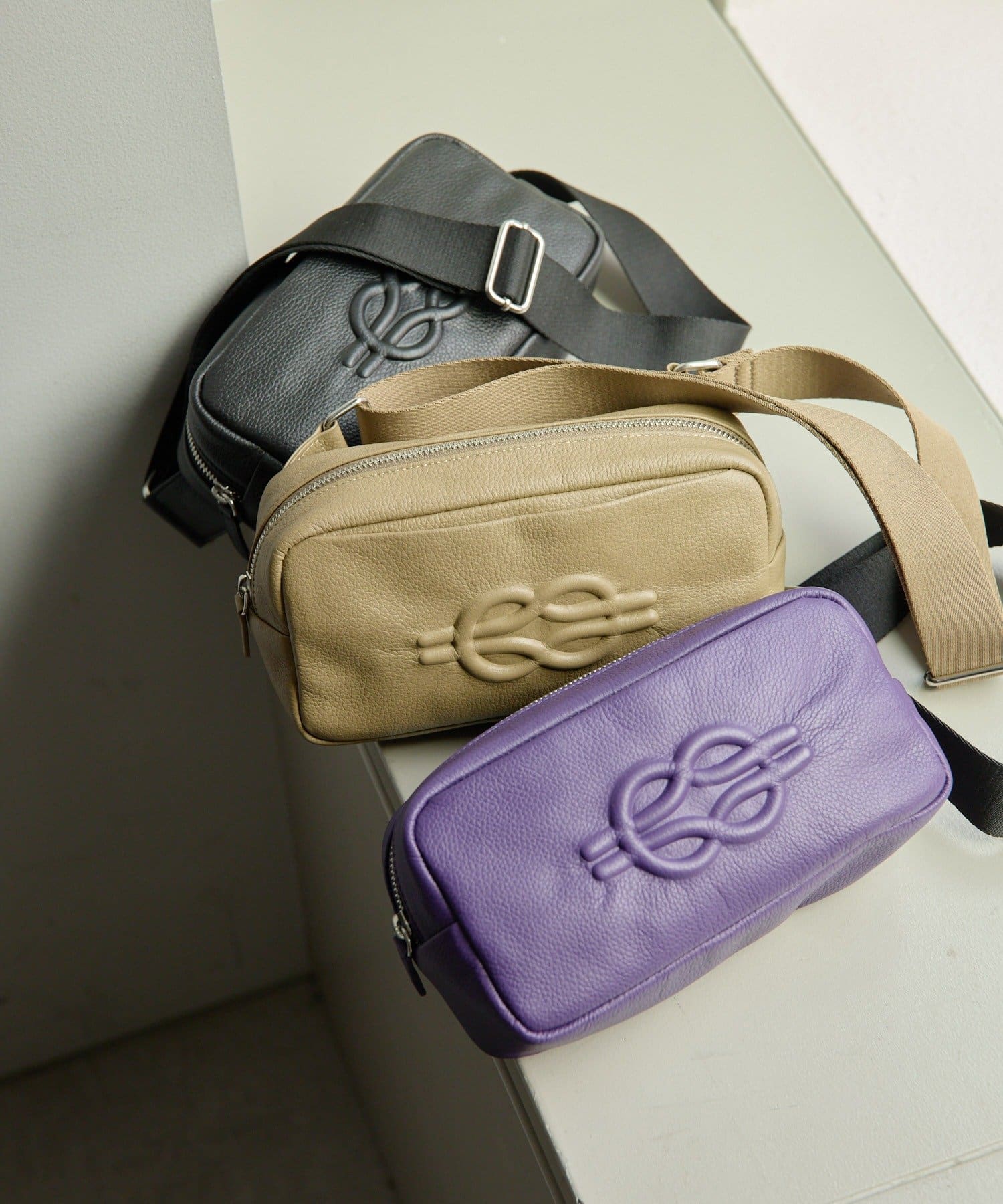 本革/超軽量290g》エンボスボディバッグ/ショルダーバッグ | ear