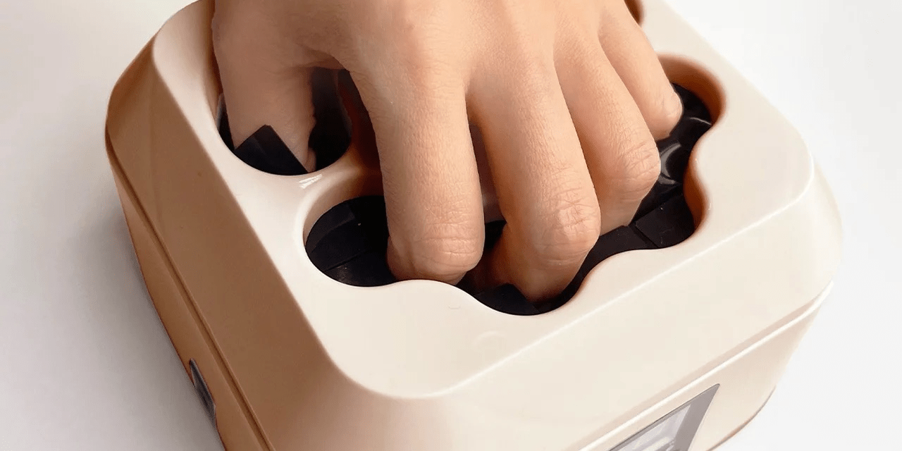 指を入れるだけ！オフの悩みを解消する「SHINYGEL スチームオフマシン」