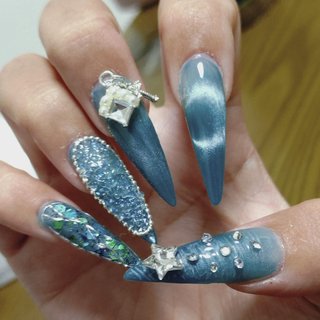 揺れるパーツのネイルデザイン｜ネイルブック