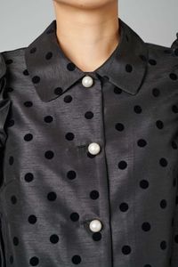 hue DAY TO EVENING｜フリルスリーブパールドットプラウス