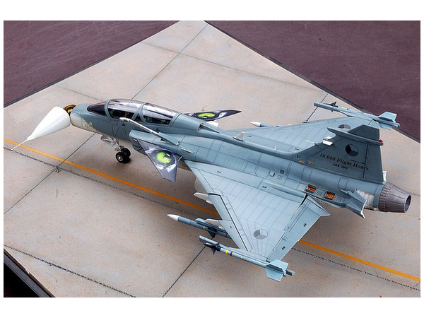 1/48 サーブ JAS39B/D グリペン | HLJ.co.jp