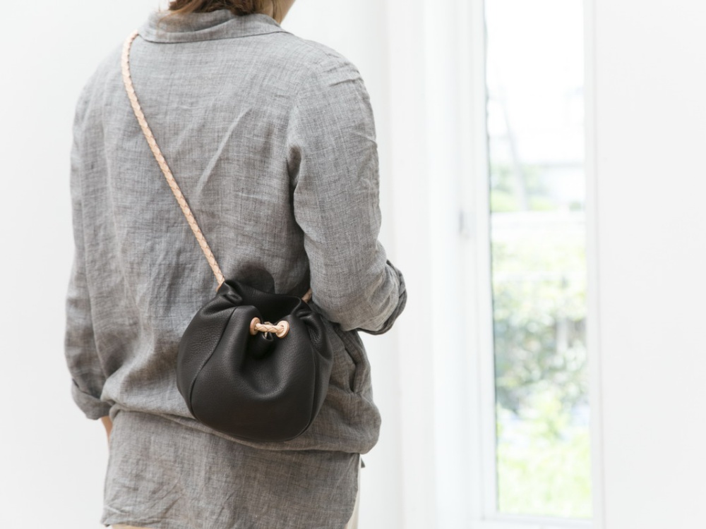 日常に優しく寄り添う、「ヌイトメル」のレザーバッグ | Sheage