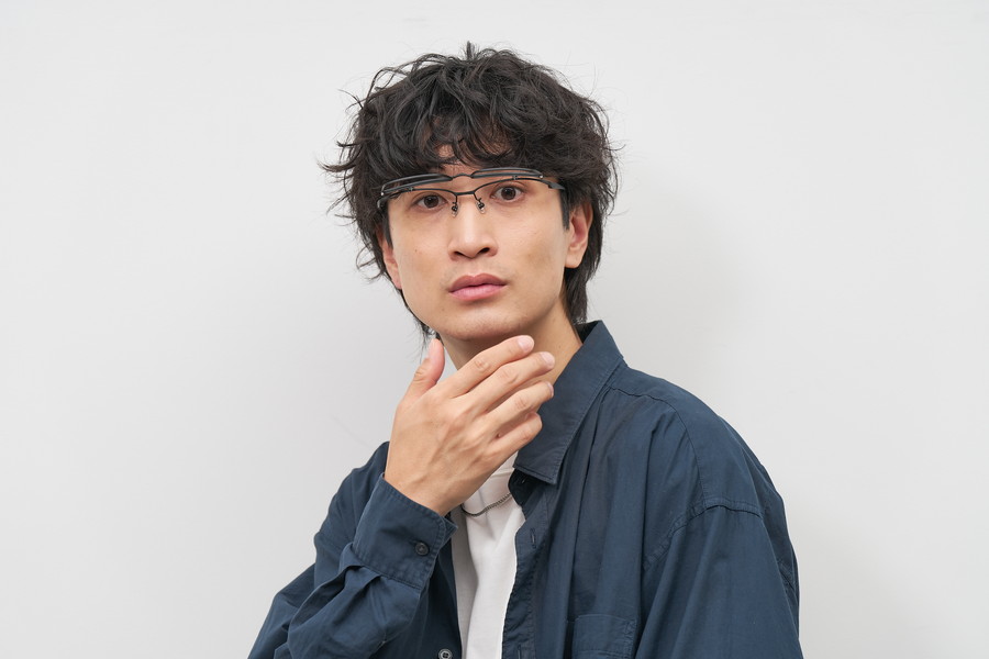 ビジネスシーンにおすすめのスクエアフレーム/FLIP UP(跳ね上げ式