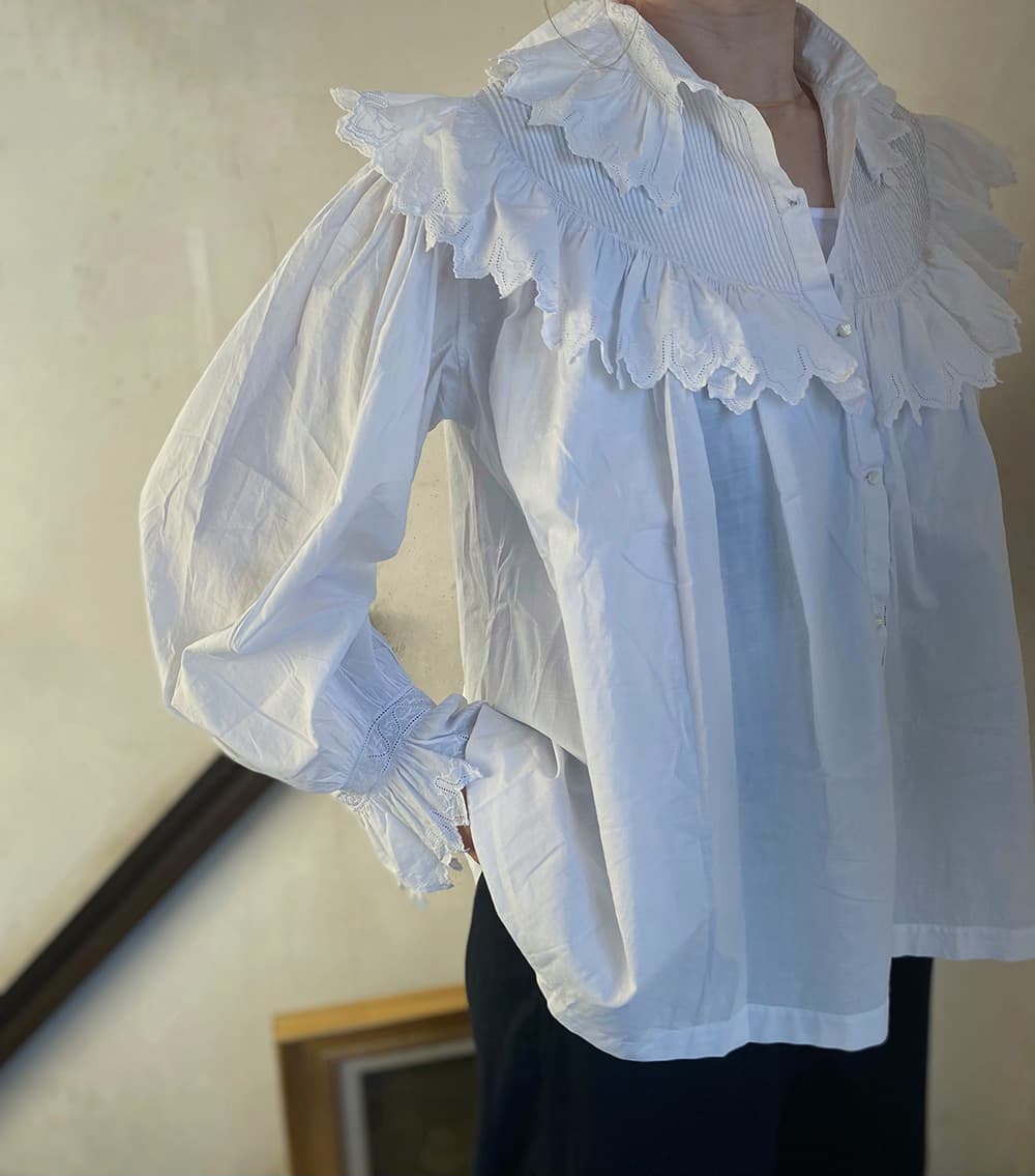 FrenchScalloplaceblouse