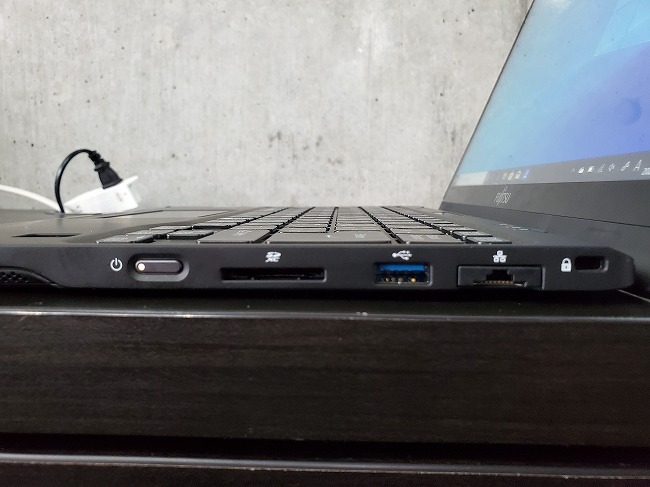 質量約877gで驚きの持ち運びやすさ！「LIFEBOOK U9310X/D」は