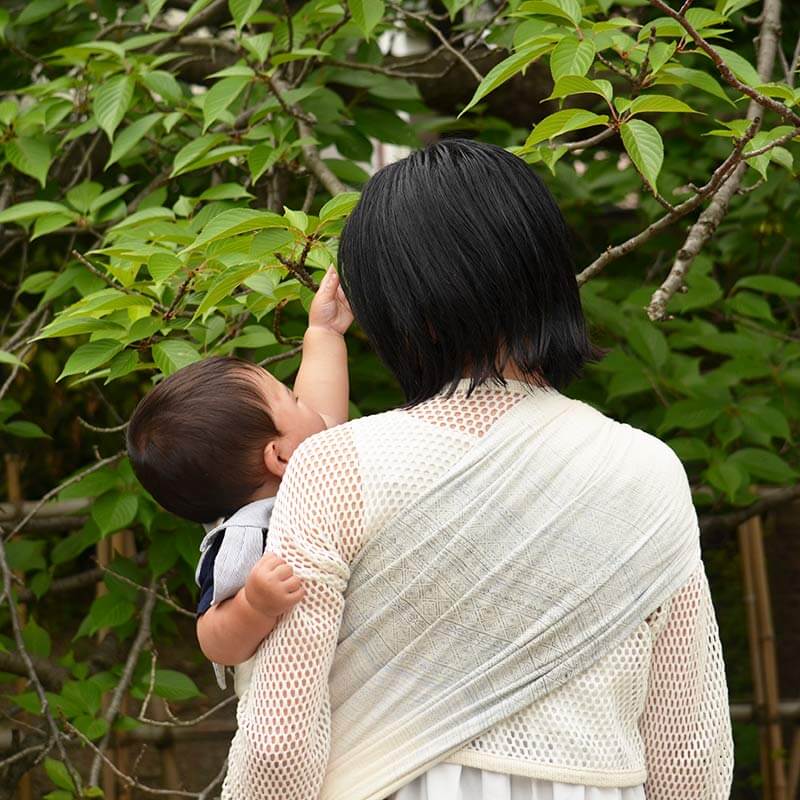 スリングで夏を涼しく快適に過ごす！吸湿性の高いヘンプ、リネン素材